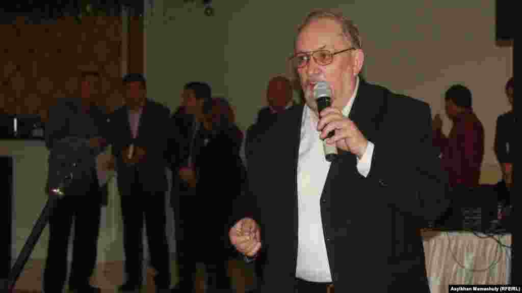 Композитор Владимир Питерцев ас кезінде сөйлеп тұр. 