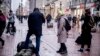 Un polițist în civil îl reține pe un jurnalist care-l filma în 2021 pe activistul opoziției, Pavel Krîisevici.