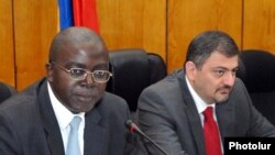 Armenia -- Armenian Minister of Finance Vache Gabrielian (R) and head of the World Bank Yerevan Office Jean-Michel Happi at a joint press conference, Yerevan, 07July2011