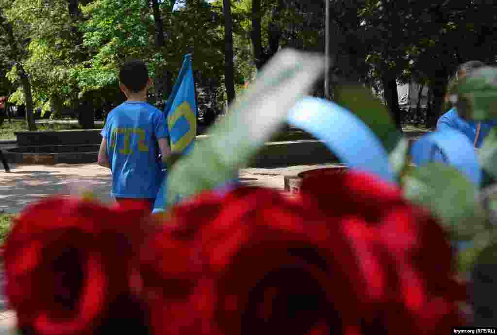 20. 2015 ел, Акмәчет, Салгира яр буе Кырымдагы Русия хакимиятләре Акмәчет үзәгендә урам җыены уздырырга рөхсәт бирмәде. Кешеләр шәһәрнең төрле өлешләрендә аерым җыелды.