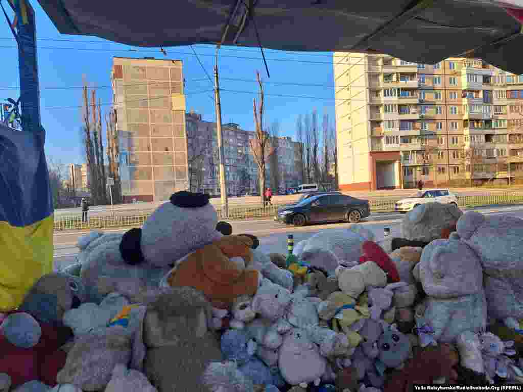 Украинаның Днепр шәһәрендә торак йортка ракет һөҗүме корбаннары истәлегенә йомшак уенчыклар куялар. 