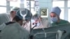 Модарони тоҷик порае аз ҷигари худро ба духтарони якдигар доданд. ВИДЕО