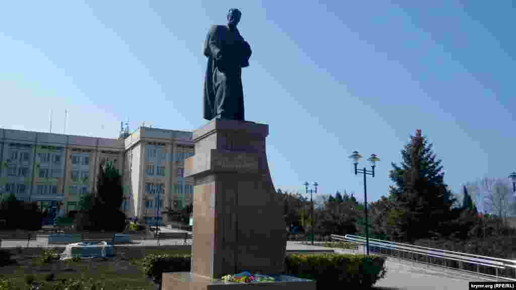 В Севастополе к памятнику приносили цветы в тонах украинского флага – желтые нарциссы, синие ирисы, гиацинты, мимозы, розы, тюльпаны. Памятник Тарасу Шевченко в Севастополе установлен недалеко от моря – в сквере перед Гагаринской районной администрацией. Памятник пострадал во время ремонтных работ в ноябре 2020 года. Строители проехали тяжелой техникой по его основанию и отбили несколько гранитных плит с нижних ступенек. Лишь после массовых обращений жителей российские власти восстановили поврежденные участки