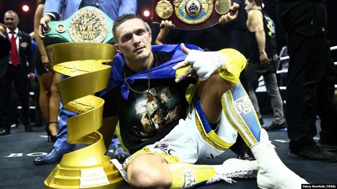 Український боксер Олександр Усик, який завоював титул чемпіона світу за версіями Всесвітньої боксерської ради (WBC), Всесвітньої боксерської організації (WBO), Всесвітньої боксерської асоціації (WBA) і Міжнародної боксерської федерації (IBF) у вазі до 90,71 кілограма в об'єднавчому бою з російським боксером Муратом Гассіевим, у фіналі Всесвітньої боксерської суперсерії WBSS. Москва, 22 липня 2018 року
