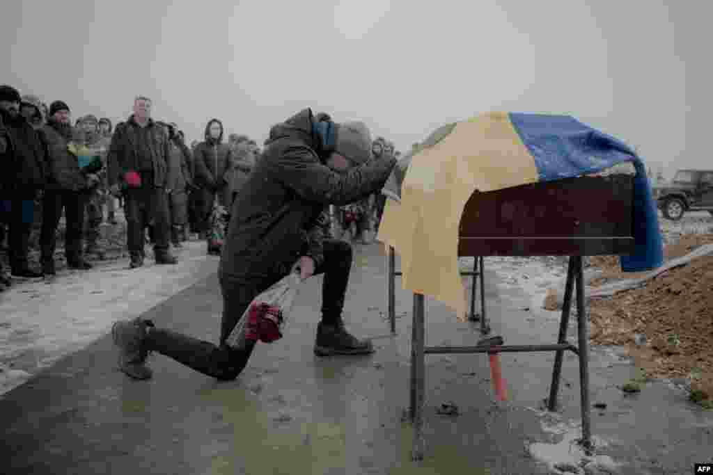 Русиягә каршы сугышта һәлак булган украин солдаты белән хушлалу. Харков шәһәре. 