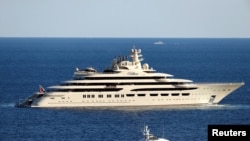 Dilbar - одна из крупнейших по длине яхт в мире и самая большая яхта в мире по водоизмещению - почти 16 тысяч тонн