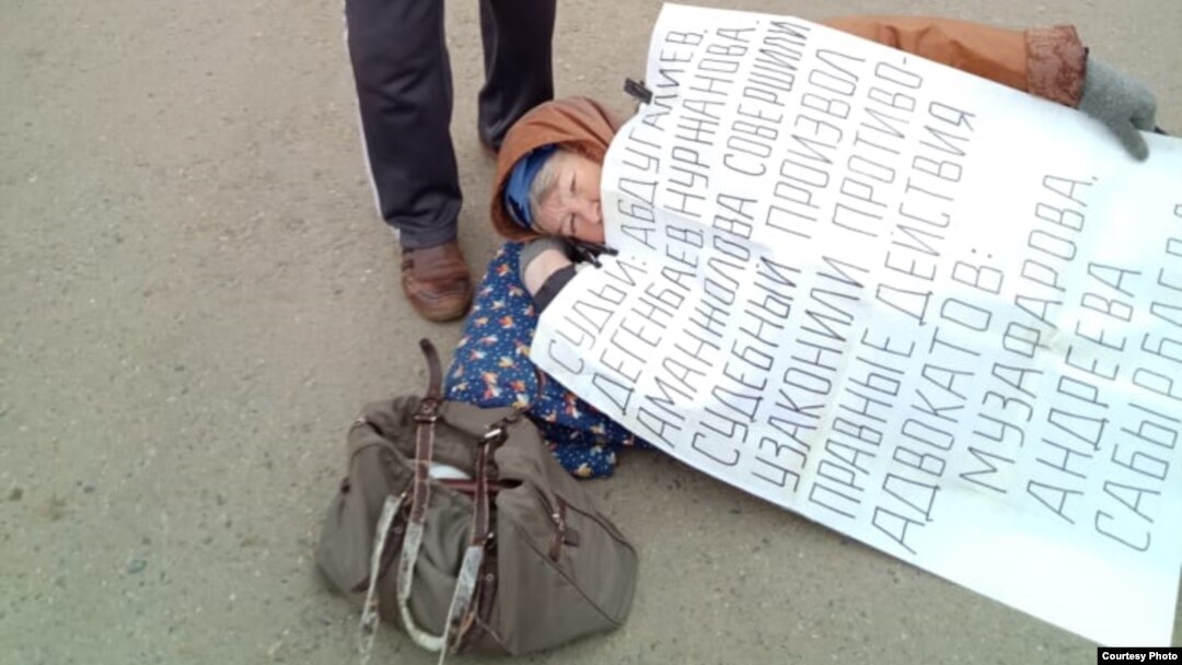 72-летняя жительница ВКО Валентина Тарасова проводит "лежачую" акцию протеста на въезде на территорию областного суда. Усть-Каменогорск, 8 октября 2018 года.