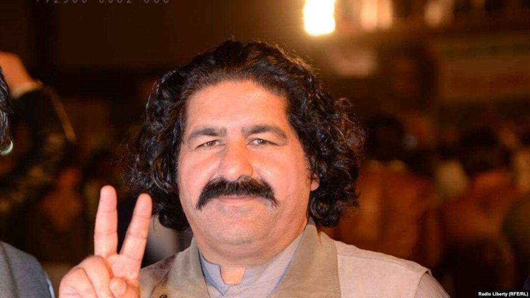 د پېښور پوليسو د ۲۰۲۰ز کال د ډېسېمبر پر ۱۶مه علي وزیر نيولی وو. پخوانی انځور.
