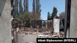 Сгоревший и разрушенный дом в селе Максат на границе с Таджикистаном