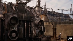 Зазначається, що енергетики розпочнуть аварійно-відновлювані роботи, щойно отримають дозвіл від рятувальників