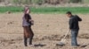 Uzbekistanski farmeri rade u polju u proljeće, u Karakalpakstanu, april 2019.