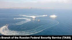 Міжнародний трибунал з морського права на засіданні в Гамбурзі у справі захоплених Росією українських моряків 25 травня зобов'язав Росію негайно звільнити їх, а українські військові кораблі повернути Україні