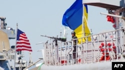 Фрегат ВМС Збройних сил України «Гетьман Сагайдачний та есмінець ВМС США «Дональд Кук» під час міжнародних військових навчань «Сі Бриз». Одеса, 1 вересня 2015 рок (ілюстративне фото)