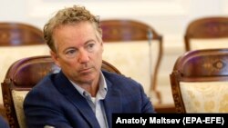 Senatorul Rand Paul a susținut în argumentația cu care a blocat cele 40 de miliarde USD ajutor pentru Ucraina că aceste cheltuieli trebuie drastic verificate. Aici la o întâlnire cu guvernatorul din Sankt Petersburg în timpul unei vizite de trei zile în Rusia, în august 2018. 
