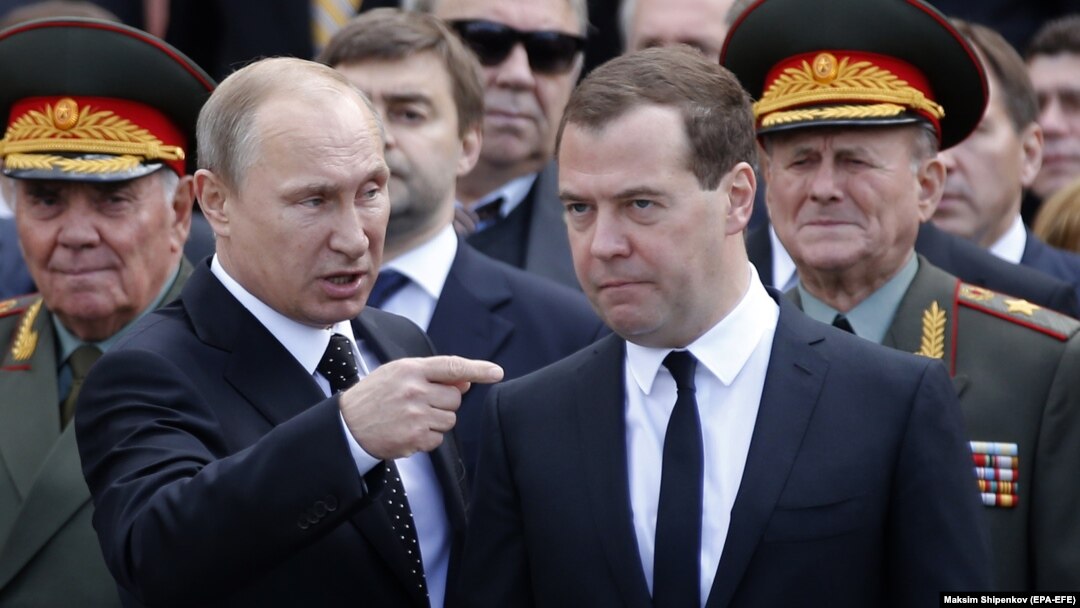 Президент Росії Володимир Путін (л) вже колишньому прем’єр-міністрові Дмитрові Медведєву: «Я втомився, ви йдете геть» (поширений жарт!)