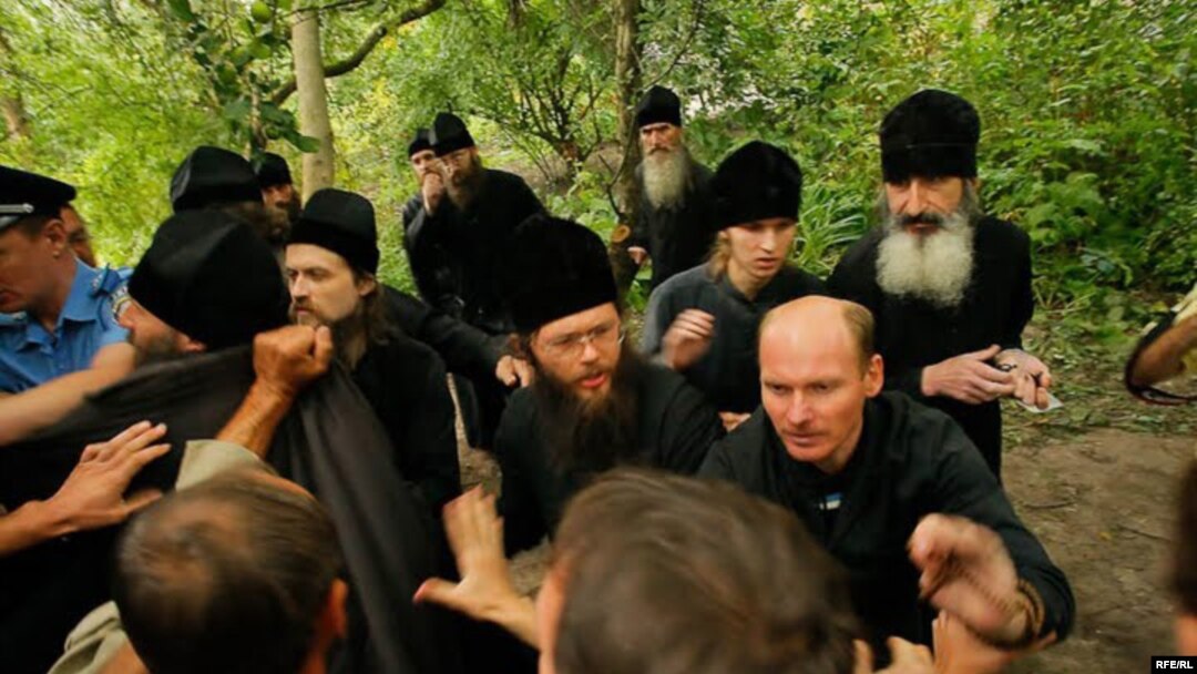 Ченці намагаються повернути собі будинок у Свято-Троїцькому монастирі. Фото Олександра Калашникова, 8 серпня 2009 року