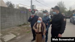 Полиция қызметкерлері Шыңжаңдағы туыстарын қайтаруды талап еткен әйел адамды Қытай консулдығы алдына жібермей тұр. Сәуір айы, 2021 жыл.