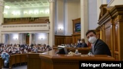 Ukrajinski predsjednik Volodimir Zelenski (Volodymyr Zelenskiy) sa zaštitnom maskom u parlamentu