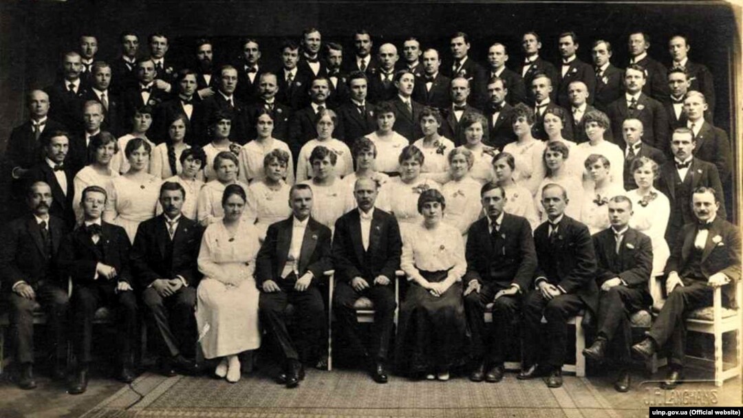 Під час виступів Української республіканської капели у Празі, 1919 рік. Капела була створена 16 січня 1919 року в Києві музичним відділом Міністерства освіти УНР за дорученням голови Директорії Симона Петлюри, для популяризації української музичної культури за кордоном