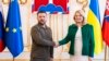 Președintele Ucrainei, Volodimir Zelenski, își continuă turneul european dinaintea summitului de la Vilnius de săptămâna viitoare cu o vizită fulger în Slovacia. Aici, cu președintele Slovaciei, Zuzana Čaputová, la Bratislava.