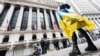 Украинский флаг на статуе «Бесстрашной девочки» в Нью-Йорке. Май 2022 года