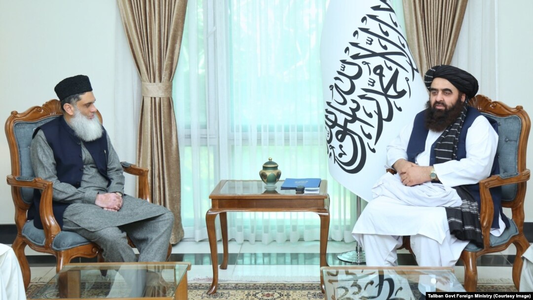 د طالبانو د حکومت د بهرنيوو چارو وزیر امیر خان متقي او د پاکستاني سفارت چارسمبالی عبیدالرحمن نظاماني - تصویر له ارشیفه 