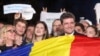 Rumunski predsednički kandidat Nikusor Dan slavi nakon što su izlazne ankete pokazale njegovu prednost u drugom krugu glasanja, održanom u nedelju, 18. maja 2025.