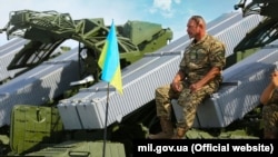 Український воїн-артилерист і зенітно-ракетні комплекси Оса-АКМ. Місто Чугуїв, Харківщина, 22 серпня 2015 року