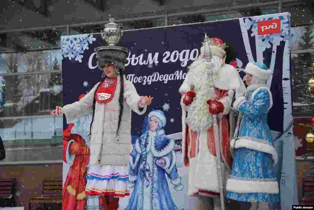 Великий Устюг шәһәренннән бөтен Русия буйлап йөрүче урыс Кыш Бабае поезды Уфада да тукталды. 