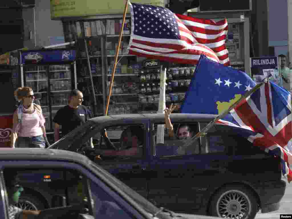 Kosovo - Odluku Međunarodnog suda pravde o Kosovu, usvajanje Deklaracije o neovisnosti Kosova, stanovnici Prištine proslavili su na ulicama, 22.07.2010. Foto: Reuters / Hazir Reka