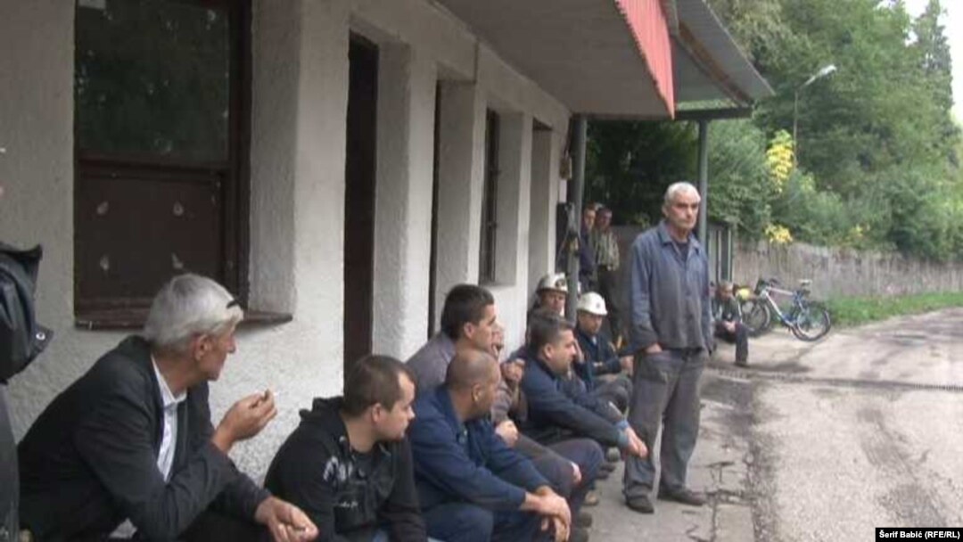 Oba rudnika pripadaju koncernu Javno preduzeće Elektroprivreda BiH i u procesu su restrukturiranja.