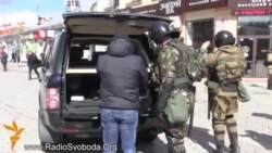 Окупація та опір. Хроніки: Люди в формі обшукують перехожих у центрі Сімферополя (відео)
