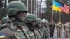 Військовослужбовці 173-ї повітряно-десантної бригади тактичної групи армії США та українські нацгвардійці на церемонії відкриття спільних навчань «Фіарлес Гардіан-2015». Яворівський полігон, 20 квітня 2015 року
