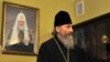Глава УПЦ (МП) митрополит Онуфрій у своїй нинішній резиденції в Києво-Печерській лаврі. На стіні — портрет патріарха Московського Кирила, якому фактично підпорядкований український підрозділ РПЦ
