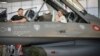 Președintele ucrainean Volodimir Zelenski (stânga) și premierul danez Mette Frederiksen stau într-un avion de luptă F-16 în hangarul bazei aeriene Skrydstrup din Vojens, nordul Danemarcei, pe 20 august.