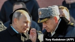 Президент России Владимир Путин (слева) и министр обороны России Сергей Шойгу. Москва, 23 февраля 2018 года