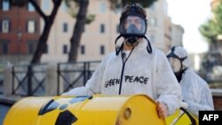 Італійські активісти Greenpeace протестують проти розвитку атомної енергетики у країні, Рим, 2009 рік