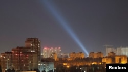 Rus dronlary 9-njy sentýabrda Kiýewe hüjüm edende ukrain harbylary gözleg çyralaryny ulanyp, asmandaky dronlary gözleýär. 