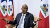 Ljudi stoje pored policijskog automobila u blizini rezidencije predsednika Haitija Jovenela Moisea nakon što su ga nepoznati napadači ustrelili, Port-au-Prince na Haitiju 7. jula 2021. 