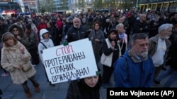 Protesti u Beogradu održani 10. aprila zbog protjerivanja desetina stranih državljana iz Srbije.
