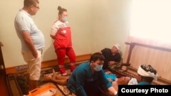Врачи осматривают объявивших голодовку активистов. Туркестанская область, 27 июня 2021 года.