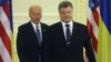 Порошенко розповів Байдену про ситуацію на адмінкордоні з Кримом і на Донбасі