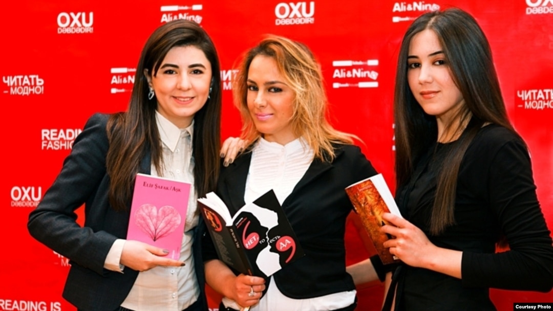 Bakıdakı "Əli və Nino" kitab dükanının gəncləri kitab oxumağa həvəsləndirən fotosessiyası
