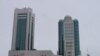 Здание сената (справа) и мажилиса (слева) парламента. Астана. Март 2009 года.