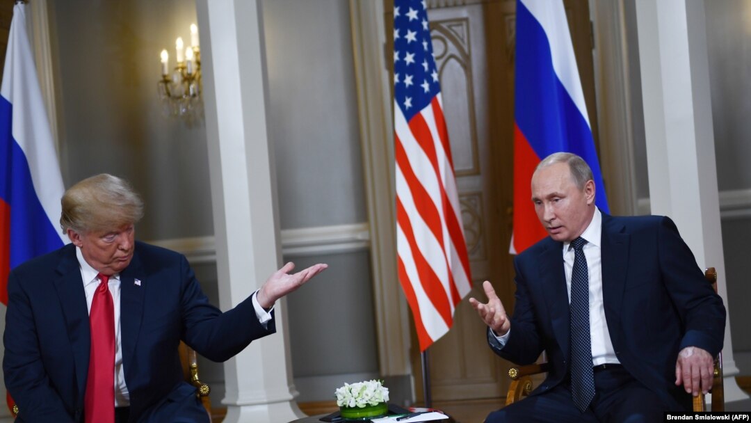Дональд Трамп (л) і Володимир Путін (п) на початку зустрічі в Хельсінкі, 16 липня 2018 року