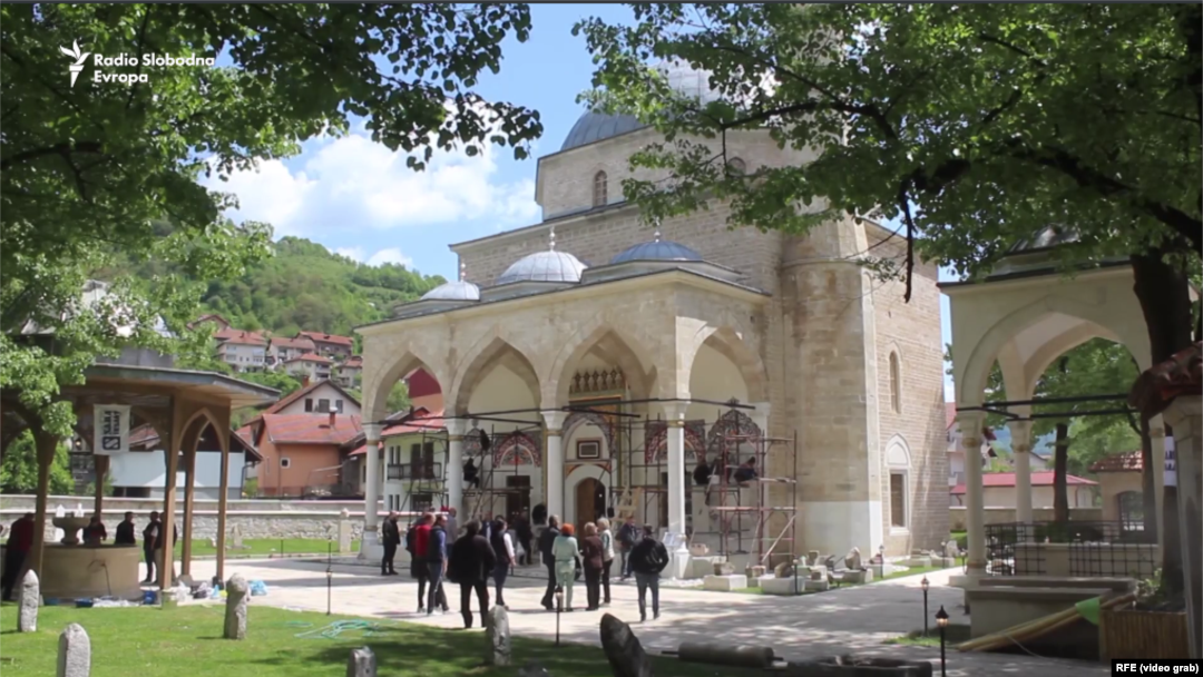 Aladža, Šarena džamija ili džamija Hasana Nezira podignuta je 1549. godine i prva je džamija u BiH izgrađena u klasičnom osmanskom stilu