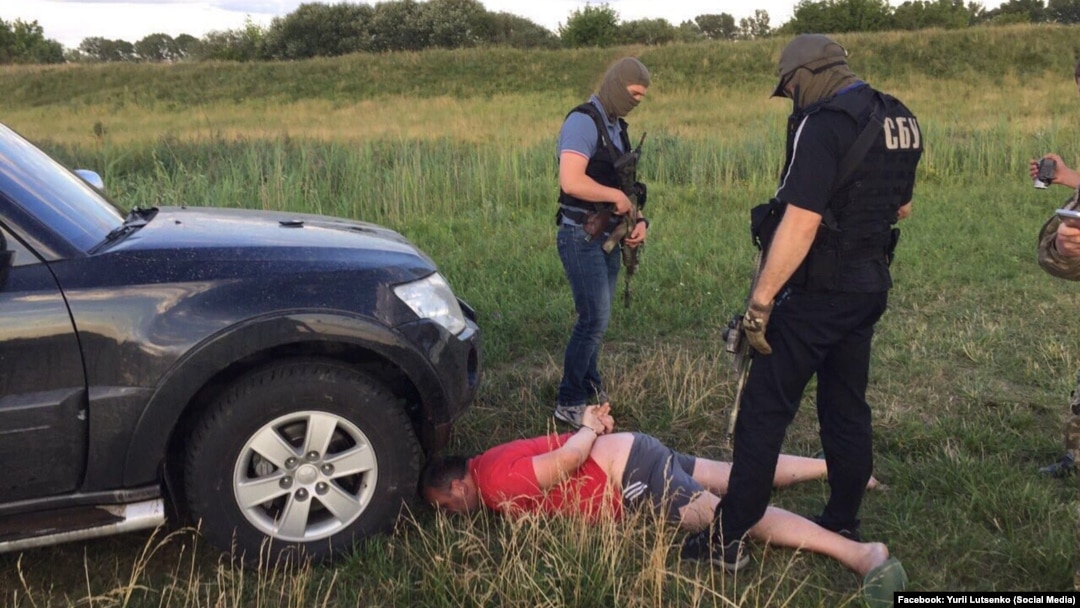 Затримання підозрюваного в організації злочинної групи з розкрадання бурштину (фото з Facebook Юрія Луценко)