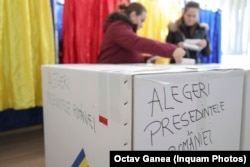 Alegători într-o secție de vot.