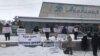 Новосибирск: в Академгородке прошёл пикет против сноса здания физматшколы