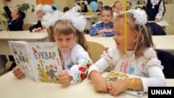Школярі під час святкування Дня знань, архівне фото 